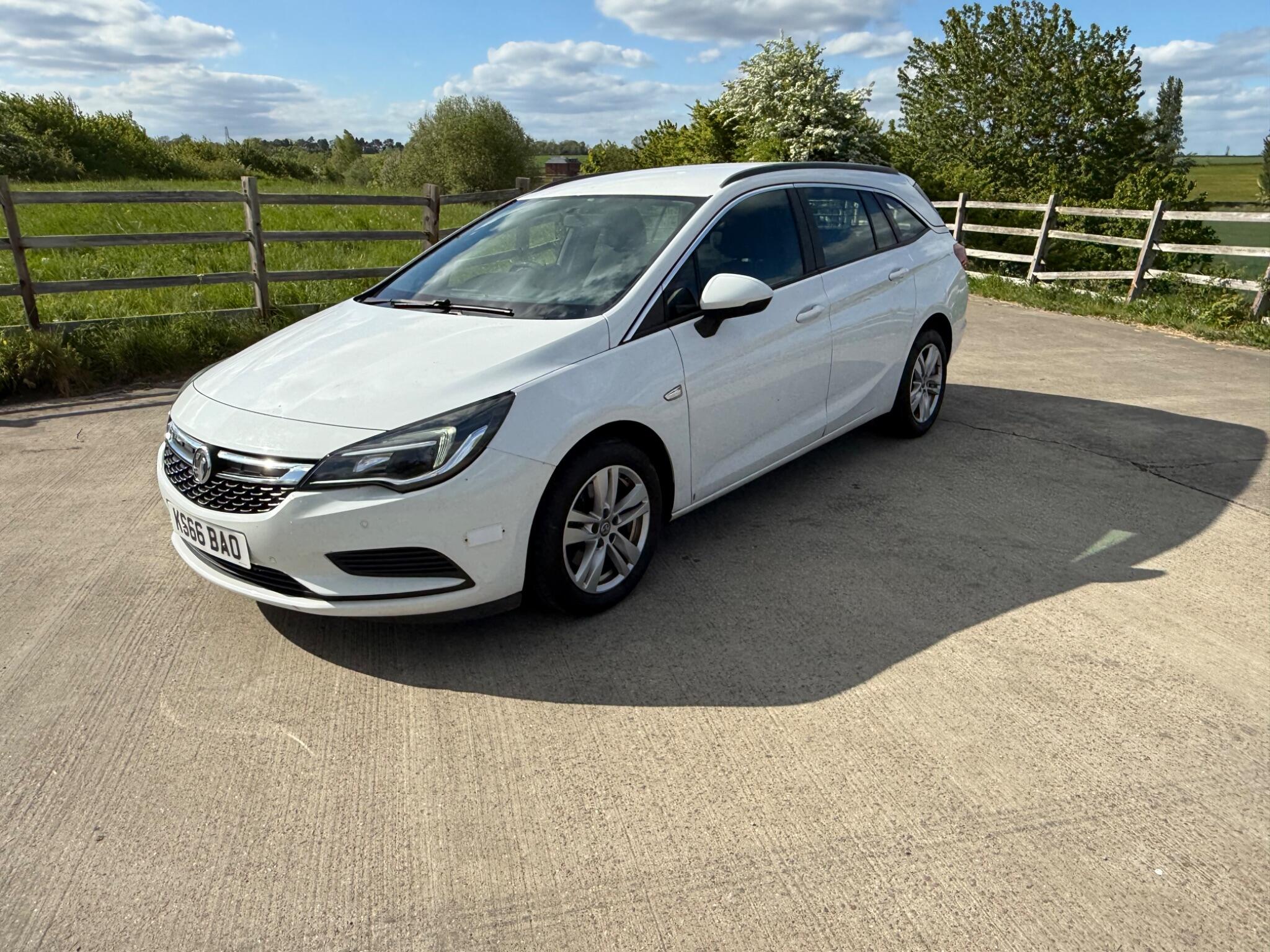 Vauxhall Astra 1.6 CDTi Tech Line Sports Tourer Euro 6 (s/s) 5dr — photo 57 of 104